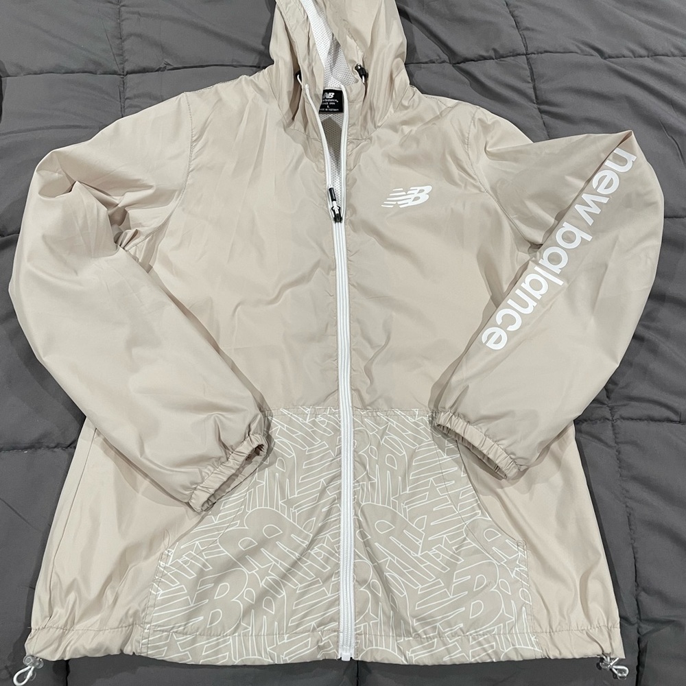 🌟 NEW BALANCE NUDE GRAPHIC RAIN JACKET
